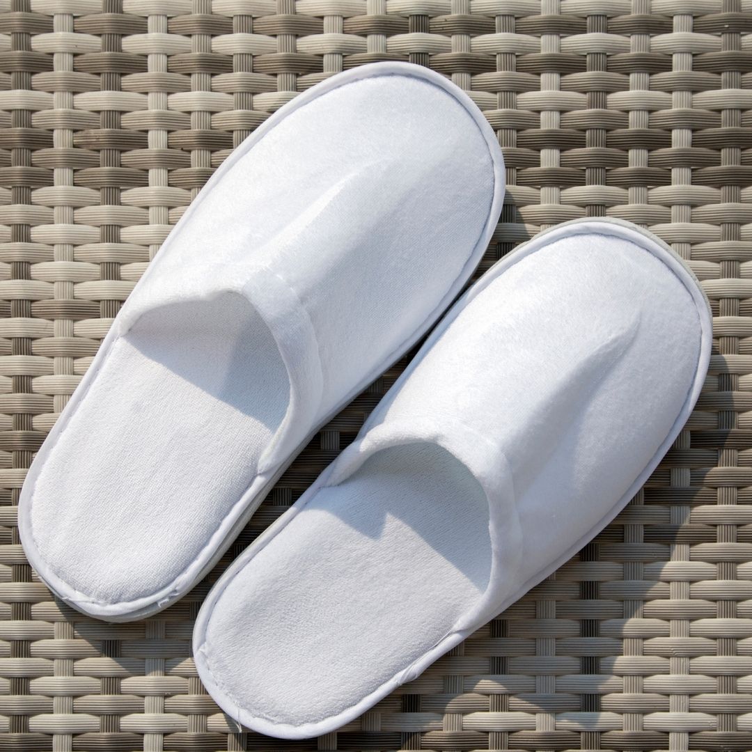 Roomsium 30 Pairs White Disposable Slippers | Roomsium Hotel & Spa Guest Amenities