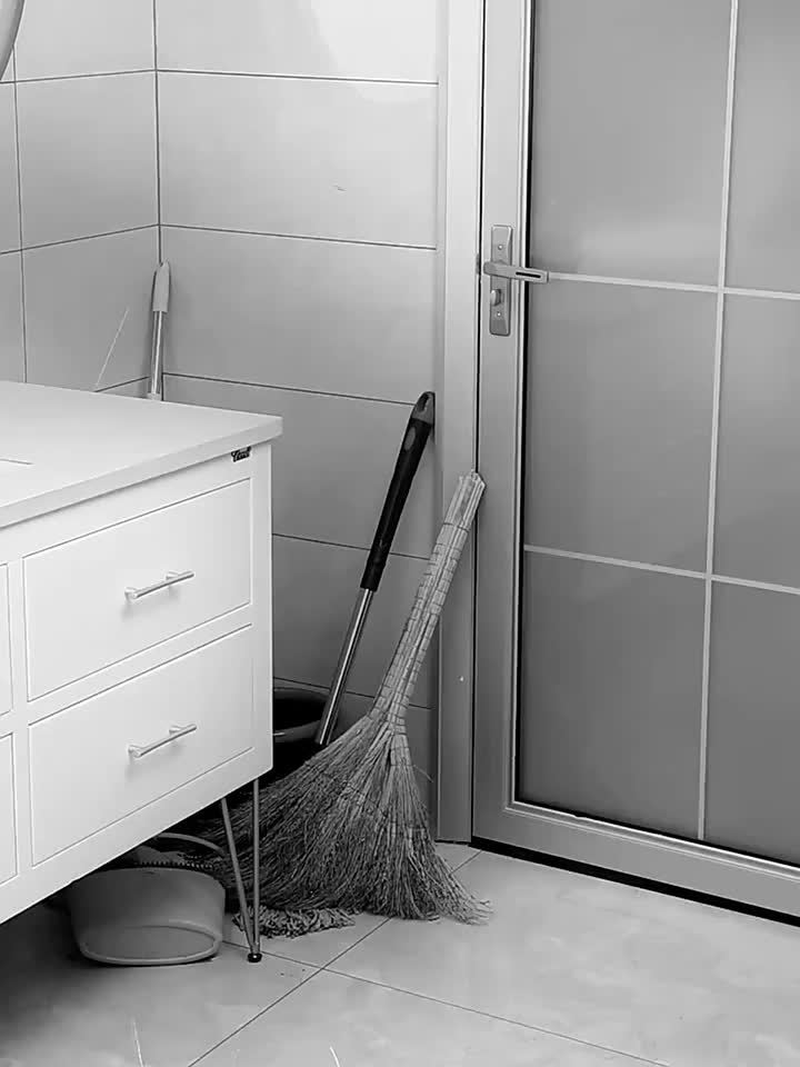 Wall-Mounted Mop Holder – Adhesive Broom & Cleaning Tool Organizer